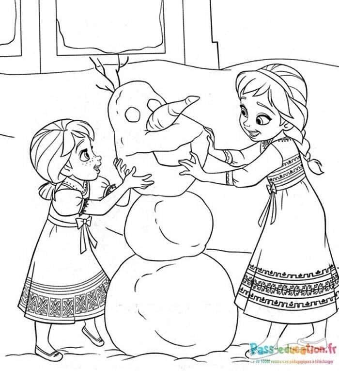 Elsa et Anna construisent un bonhomme de neige