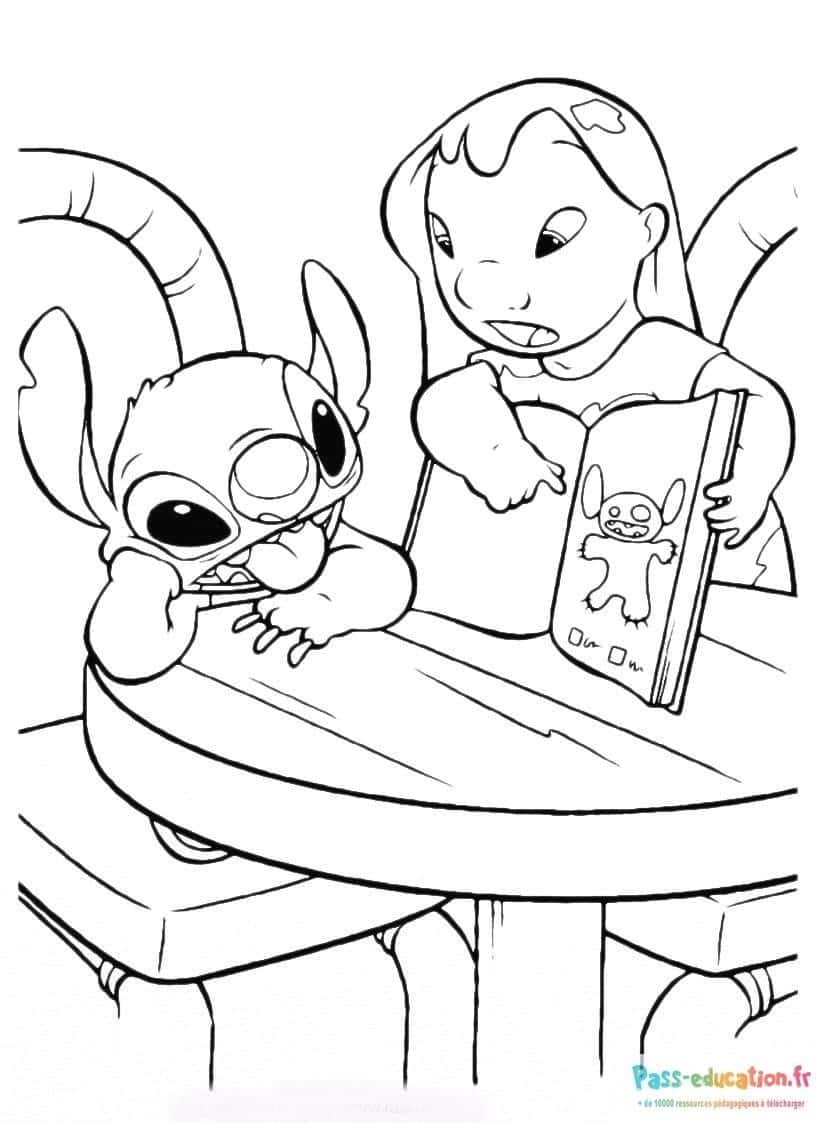 Stitch lit un livre